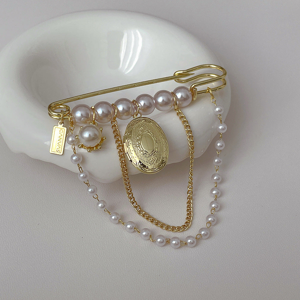 Classic Gold Brooch