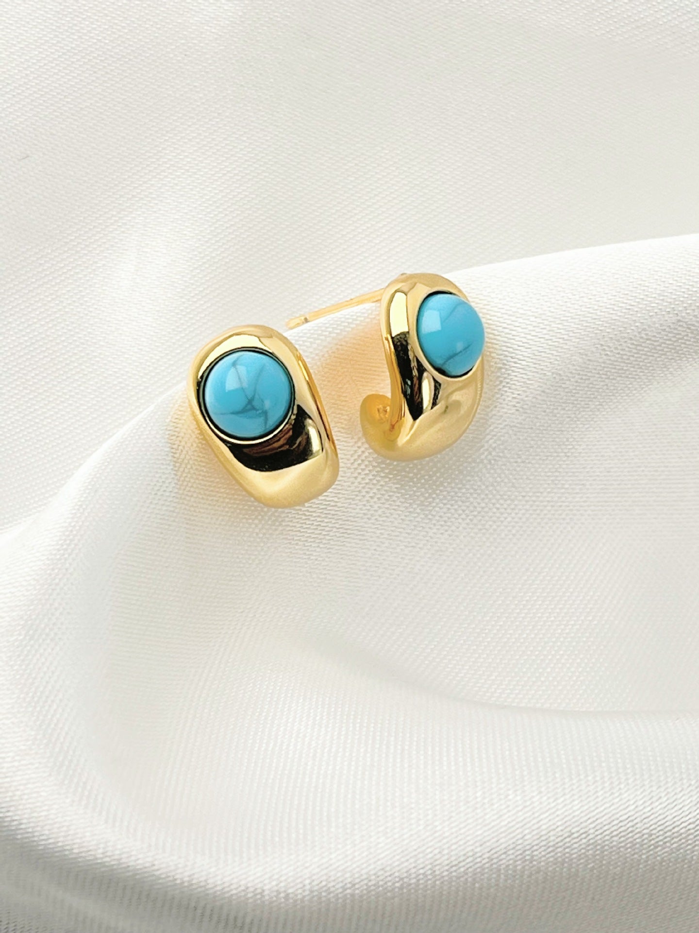 Mid-Period Natural Blue Turquoise Style Zircon Stud Earrings